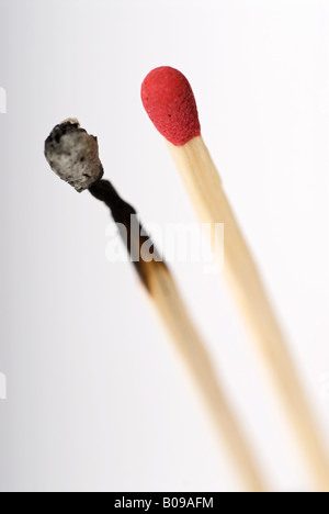 Stock photo d'un match rouge à côté de la tête une vieille tête match brûlé Banque D'Images