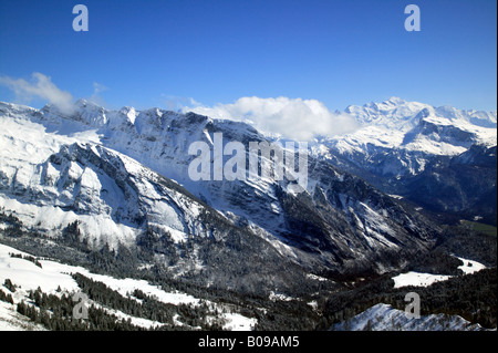 Vue panoramique depuis le sommet de la remontée mécanique Chamossiere, dans la station de ski de Morzine, France Banque D'Images