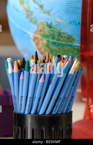 Close-up de crayons en classe en face d'un world globe Banque D'Images