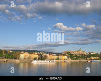 BUDAPEST, HONGRIE. Tôt le matin, sur le Danube, Budapest avec Château et la Varhegy au loin. Banque D'Images