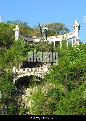 BUDAPEST, HONGRIE. Statue du saint martyr chrétien sur Gellert Gellert Hegy, sur la rive Buda du Danube. Banque D'Images