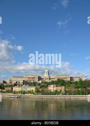 BUDAPEST, HONGRIE. L'aube vue de Budapest château sur le côté Buda du Danube, comme vu de Belvaros à Pest. Banque D'Images