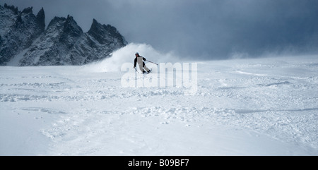 High speed ski hors-piste avec de poudreuse sur Rognon Glacier, Grands Montets, France Banque D'Images