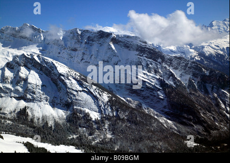 Vue panoramique depuis le sommet de la remontée mécanique Chamossiere, dans la station de ski de Morzine, France Banque D'Images