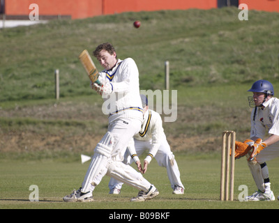 Frapper un batteur de 6 ans. Match de cricket amateur, versets Bude Bude à Bideford Cricket Club. 27 avril 2008. Bude, Cornwall, UK Banque D'Images