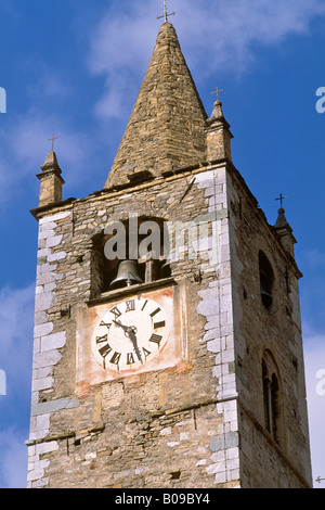 Vieille horloge dans le clocher de l'église à la Brigue Alpes Maritimes France Banque D'Images