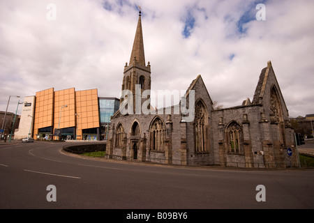 Charles Cross Church avec le Drake Circus Mall dans l'arrière-plan Banque D'Images