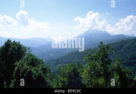 Surplombant la vallée de la Garfagnana en Toscane Italie Banque D'Images