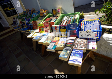 Livres de langue anglaise en vente sur une table en bois à l'extérieur d'un restaurant de plage à Torremolinos, Costa del Sol, Espagne Banque D'Images