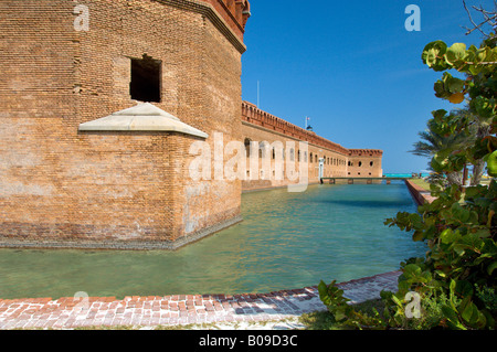 Des murs et des douves de la forteresse de Fort Jefferson et le parc national sec de Tortugas Floride USA Banque D'Images