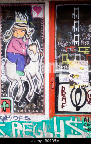 Amsterdam, murales et peint des affiches politiques sur un squat bar appelé le Spui dans Vrankrijk straat rue, Banque D'Images