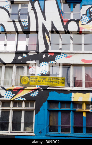 Amsterdam, murales et peint des affiches politiques sur un squat bar appelé le Spui dans Vrankrijk straat street, windows Banque D'Images