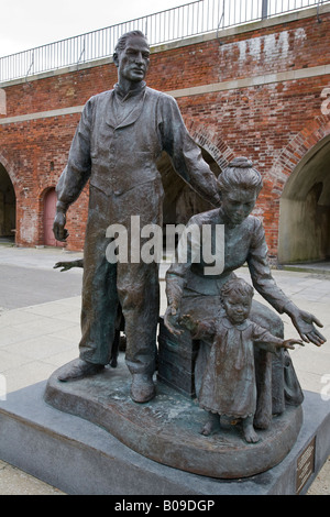 Un monument de bronze à la 19e siècle qui se sont installés en Amérique latine convertit. Portsmouth, Hampshire, Angleterre. Banque D'Images