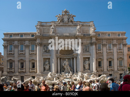 Les foules à la Fontaine de Trevi à Rome Banque D'Images