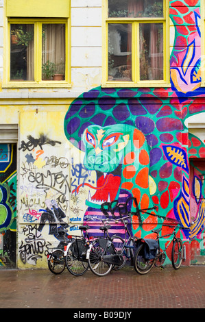 Amsterdam, dragon peint sur des murs sur un squat bar appelé le Spui dans Vrankrijk straat rue, des vélos en stationnement Banque D'Images