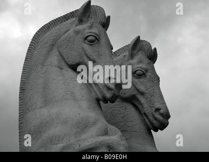 Paire de chevaux en pierre chiffres situé près de Mosteiro dos Jeronimos, qui est dans le quartier de Belém de Lisbonne, Portugal. Banque D'Images