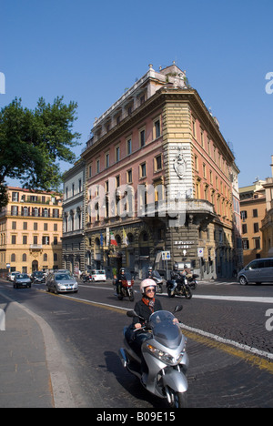 Scooter voyager dans la Via Nazionale Rome Banque D'Images