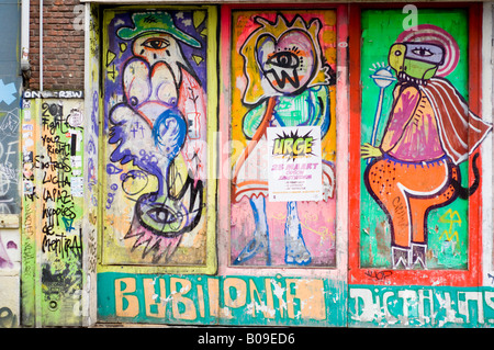 Amsterdam, murales et peint des affiches politiques sur un squat bar appelé le Spui dans Vrankrijk straat rue, Banque D'Images