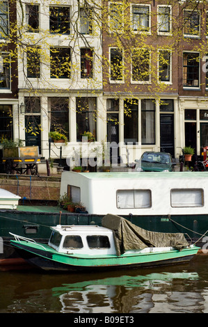 Amsterdam, les bateaux et les bâtiments sur canal Brouwersgracht Banque D'Images