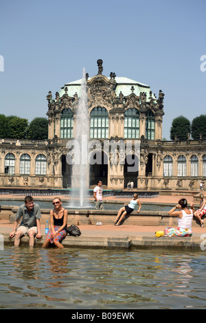 Les touristes devant le palais Zwinger à Dresde, Allemagne Banque D'Images