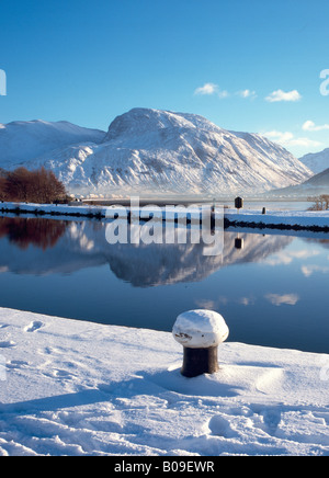 Ben Nevis, la plus haute montagne du Royaume-Uni s'élève au-dessus du paysage environnant avec Caledonian Canal au fond, Lochaber, Écosse, Royaume-Uni, Banque D'Images
