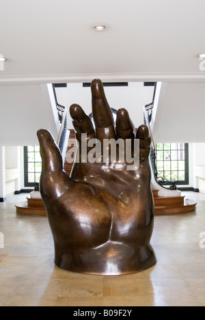 Sculpture d'une grande main par Fernado Botero dans le Musée Botero, Bogota, Colombie Banque D'Images