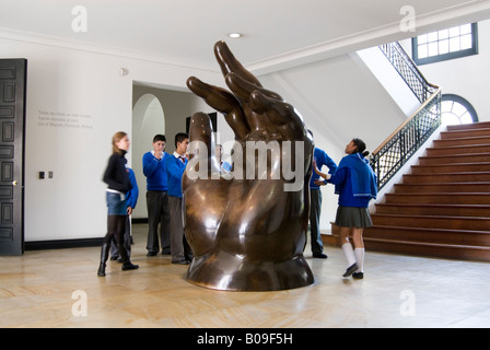 Collégiens le voyage scolaire au Musée Botero à à une sculpture d'une grande main par Fernado Botero, Bogota, Colombie Banque D'Images