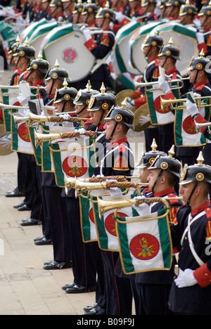 Groupe jouant de trompettes militaires lors d'un défilé dans le parc de la Casa de Nariño, Bogota, Colombie Banque D'Images