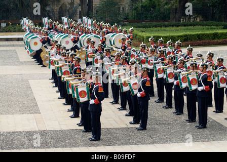 Groupe jouant de trompettes militaires lors d'un défilé dans le parc de la Casa de Nariño Bogota Colombie Banque D'Images