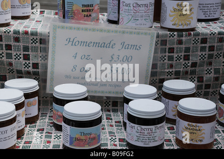 Confiture maison à vendre dans un marché des fermiers de Manhattan. Banque D'Images