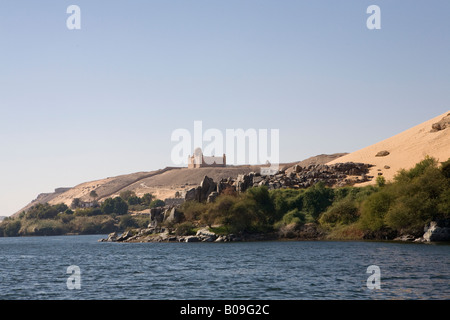 Vue lointaine sur le Nil du mausolée de l'Aga Khan, Cisjordanie , la ville d'Assouan. L'Égypte Banque D'Images