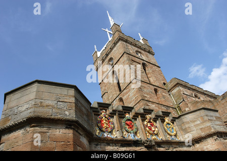 La porte extérieure du Palais de Linlithgow, qui se trouve à l'intérieur de l'église St Michael's surmonté d'une tour de 58m de haut de la couronne en aluminium anodisé. Banque D'Images