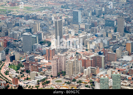 Voir des gratte-ciel du haut du Cerro de Monserrate, Bogota Colombie Banque D'Images