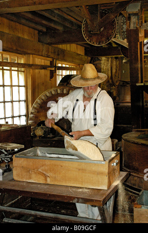 Le broyage du maïs dans Miller Old Grist Mill Spring Mill State Park Indiana Banque D'Images