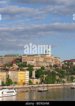 BUDAPEST, HONGRIE. L'aube vue depuis le pont Erzsebet vers Budapest Castle sur le côté Buda de la ville. Banque D'Images