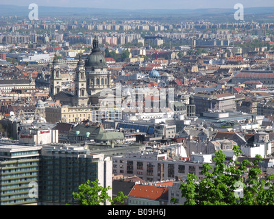 BUDAPEST, HONGRIE. Vue sur le quartier Belvaros sur le côté Pest de la ville, comme on le voit à partir de la Citadelle du côté de Buda. Banque D'Images