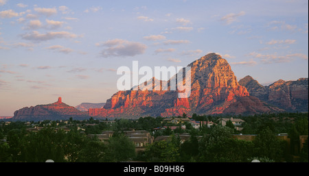 Vue d'Arizona Sedona et le grès rouge buttes et mesas qui l'entourent dans le désert de Sonora Banque D'Images