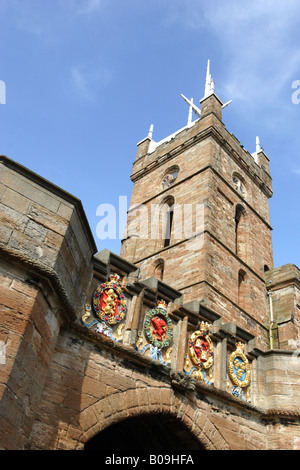 La porte extérieure du Palais de Linlithgow, qui se trouve à l'intérieur de l'église St Michael's surmonté d'une tour de 58m de haut de la couronne en aluminium anodisé. Banque D'Images