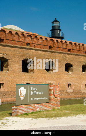 Fort Jefferson et un signe pour le parc national sec de Tortugas USA Banque D'Images