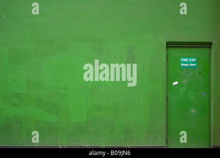 Feu vert de la porte de sortie et de mur Banque D'Images