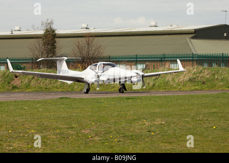 Diamond DA42 Twin Star G-CDKR taxiing out pour démarrer course au décollage Banque D'Images