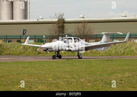 Diamond DA42 Twin Star G-CDKR à partir de la course au décollage Banque D'Images