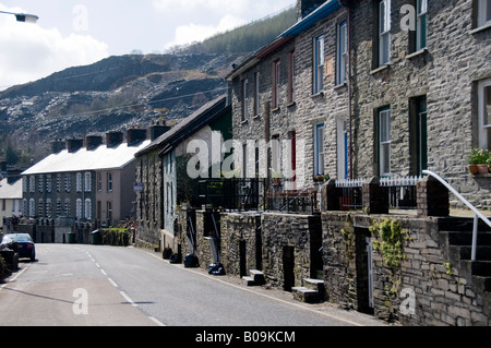 Bethania terrasse construite 1880 Rangée de vieux de deux étages en pierre ardoise cottages travailleurs Corris supérieur village Gwynedd au Pays de Galles Banque D'Images