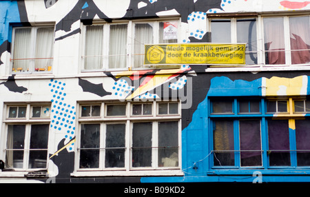 Amsterdam, murales et peint des affiches politiques sur un squat bar appelé le Spui dans Vrankrijk straat street, windows Banque D'Images