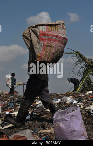 Vivant dans l'enfer......le garbage dump(Stung Meanchey), Phnom Penh , Cambodge Banque D'Images