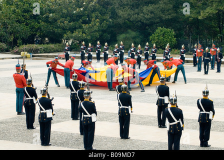 Le pliage du drapeau pendant le Défilé militaire, dans les motifs de la Casa de Nariño Bogota Colombie Banque D'Images