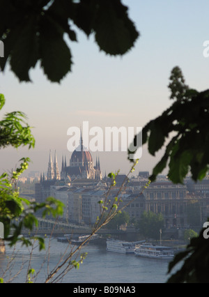 BUDAPEST, HONGRIE. Voir l'aube sur le Danube vers le Parlement hongrois bâtiments de citadelle. Banque D'Images