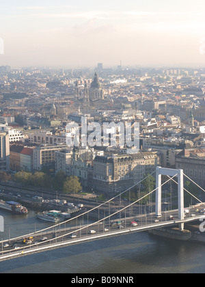 BUDAPEST, HONGRIE. Voir l'aube de la lutte contre les ravageurs de citadelle, avec le Danube et le pont Erzsebet au bas de la photo. Banque D'Images