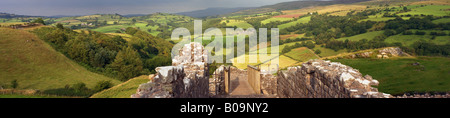 Il s'agit d'une photographie panoramique de Carreg Cennen Castle près de Llandeilo. Il s'agit d'une image couleur prises à partir de la colline Banque D'Images