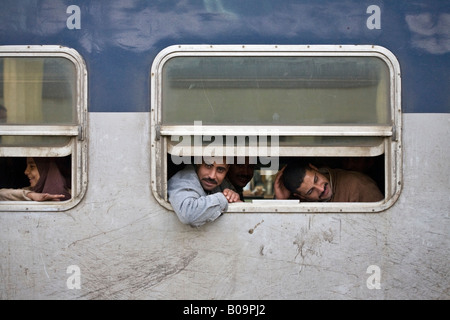 Les voyageurs à bord du train du Caire Assouan à Louxor en Égypte sur stop Banque D'Images